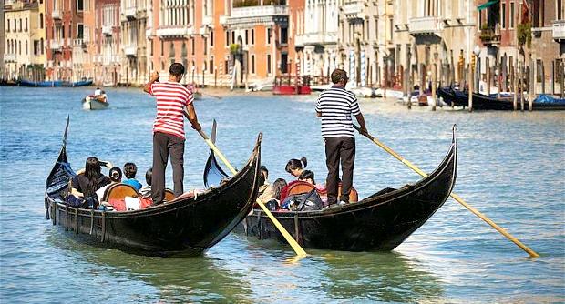gondola-gondole-in-canal-grande-a-venezia.jpg