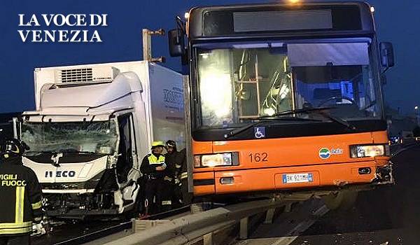 Camion contro bus, 24 feriti a Mestre