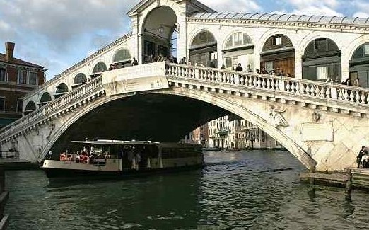 Uomo tuffato dal Ponte di Rialto in rianimazione c'era un video