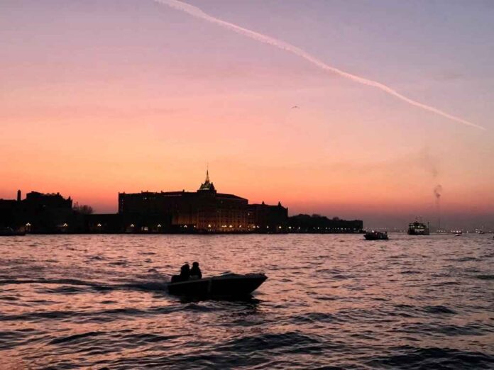 tramonto sul Canale della Giudecca. Le foto dei lettori