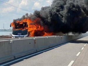 Autobus in fiamme sul ponte della Libertà a Venezia