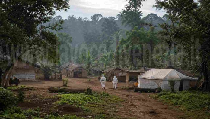 Villaggio del Congo, tecnici OMS con le tute. Ebola
