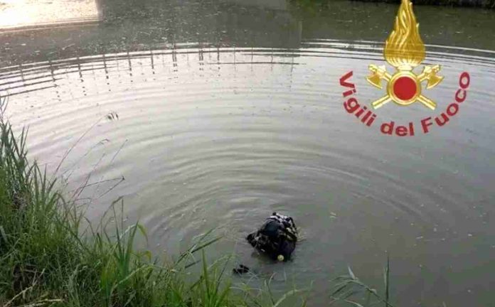 Auto in acqua nel canale dell'incidente del 04-07-2027 Auto in acqua nel canale dell'incidente del 04-07-2027
