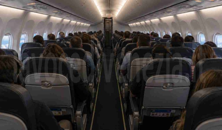 Emergenza per guasto al motore dell’aereo: esplode un finestrino in volo, un passeggero ferito
