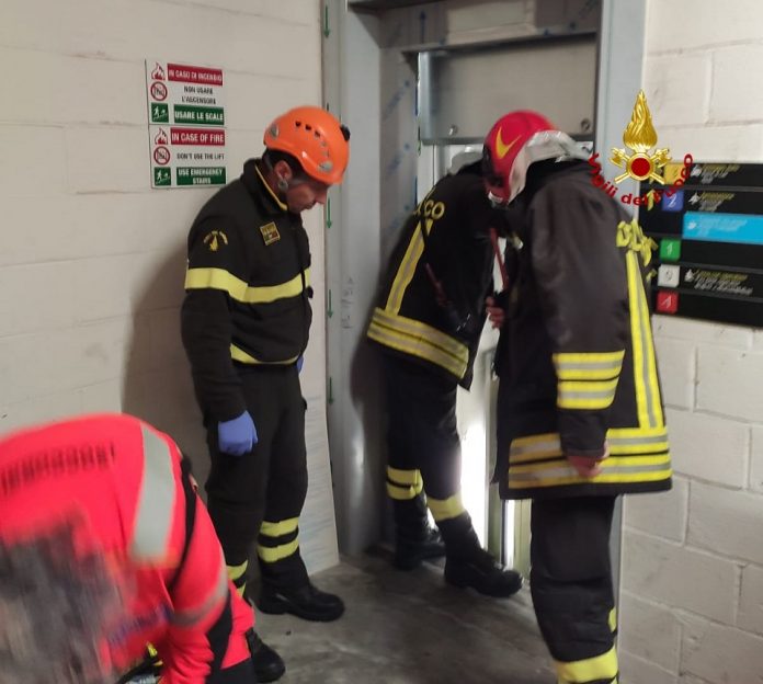tecnico ascensore uomo cade nella tromba vano vigili del fuoco