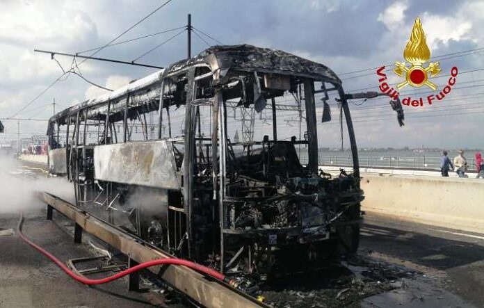 scheletro autobus incendiato ponte della Libertà