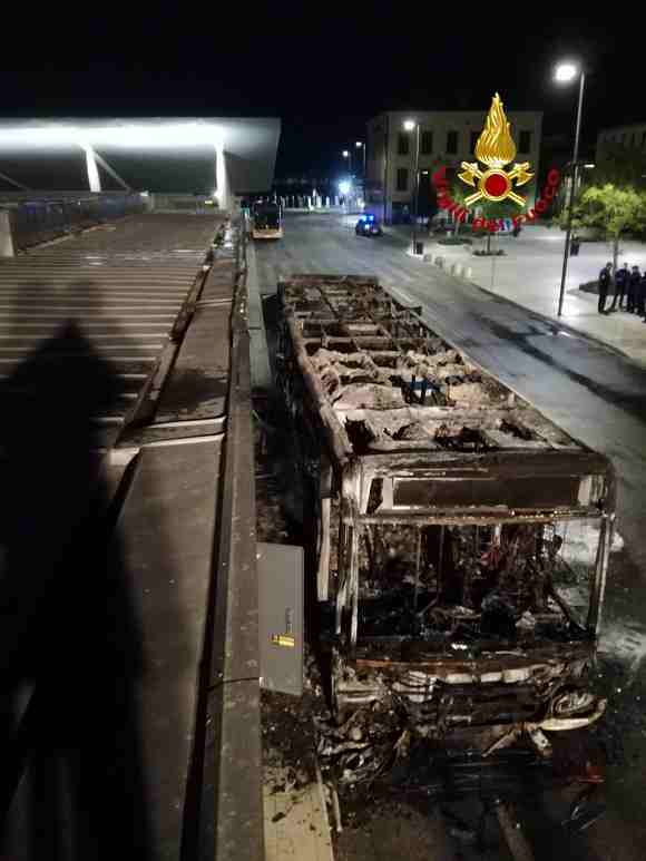 <img src="https://www.lavocedivenezia.it/wp-content/uploads/e4485e99-afd5-40fe-8619-0452073a7b6b-1.jpg" alt="autobus incendio lido vigili del fuoco" width="580" height="366" class="alignnone size-full wp-image-88355" />