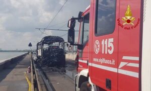 pompieri incendio autobus ponte libertà