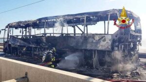 vigili del fuoco spengono fiamme autobus ponte libertà