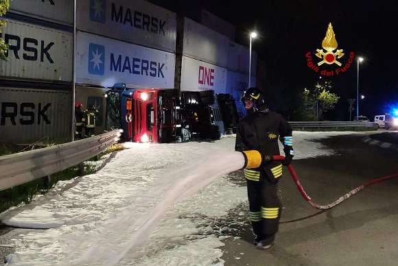 pompieri vigili del fuoco camion cisterna marghera