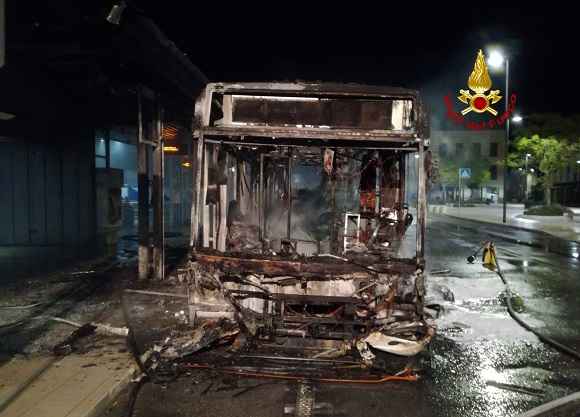 autobus incendio lido vigili del fuoco