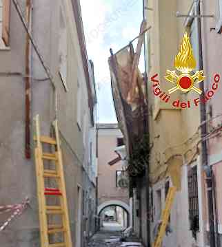 A Chioggia anche un'impalcatura divelta. Uno delle centinaia di interventi dei vigili del fuoco