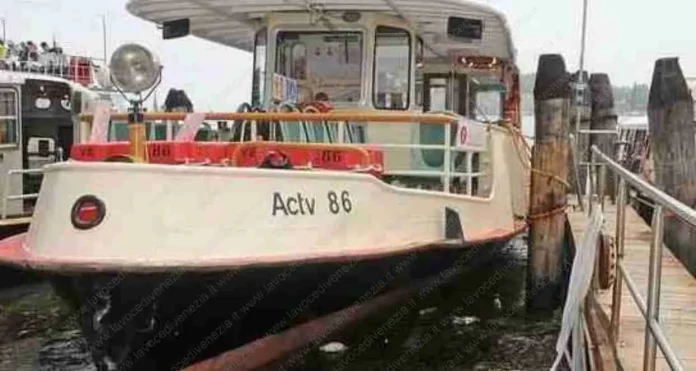 addetto alle pulizie dei vaporetti cade in acqua di notte a Venezia