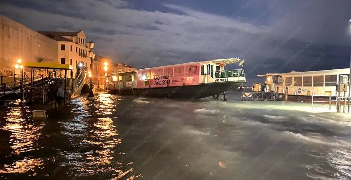 Acqua Granda di novembre 2019 a Venezia, in Riva degli Schiavoni un vaporetto è salito sulla riva mentre le sedie dei bar galleggiavano