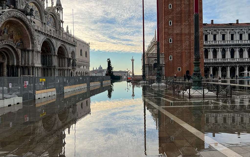 Acqua alta a Venezia, in Piazza San Marco a dicembre 2021