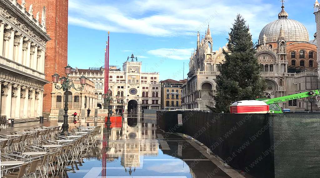 Acqua alta a Venezia oggi 30-11-21, la marea 'bagna' l'albero di Natale di Piazza San Marco
