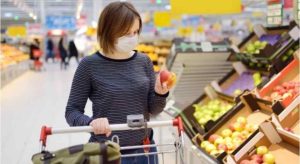 Acquisti al supermercato, si sentono gli aumenti