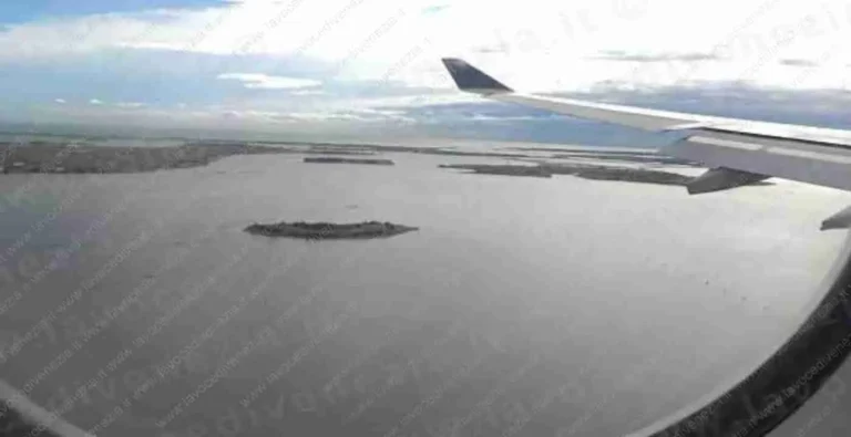 Malori a bordo per passeggera e 3 assistenti di volo, atterraggio d’emergenza a Tessera