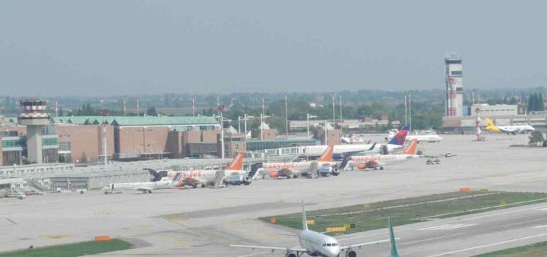 Carburanti razionati e aumenti dei costi: le preoccupazioni per i voli. La situazione di Venezia