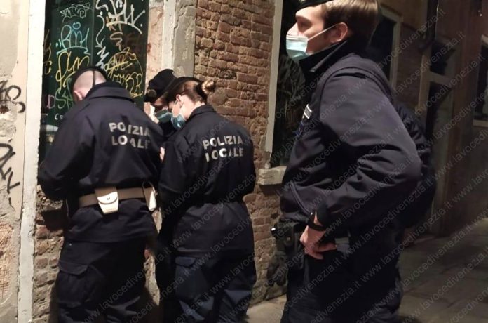 Agenti della Polizia Locale durante i controlli in Campo Santa Margherita a Venezia