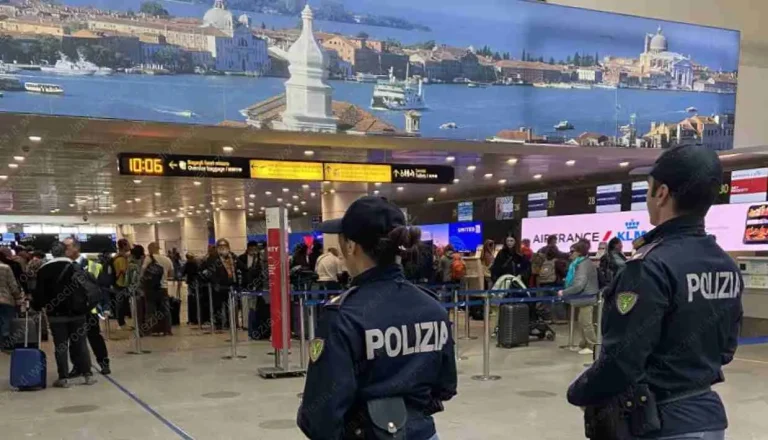 Agenti in servizio all'aeroporto di Venezia