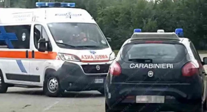 Ambulanza-e-carabinieri Operaio muore dopo una caduta dal tetto nel cantiere del nuovo Lidl a Martellago: indagini in corso