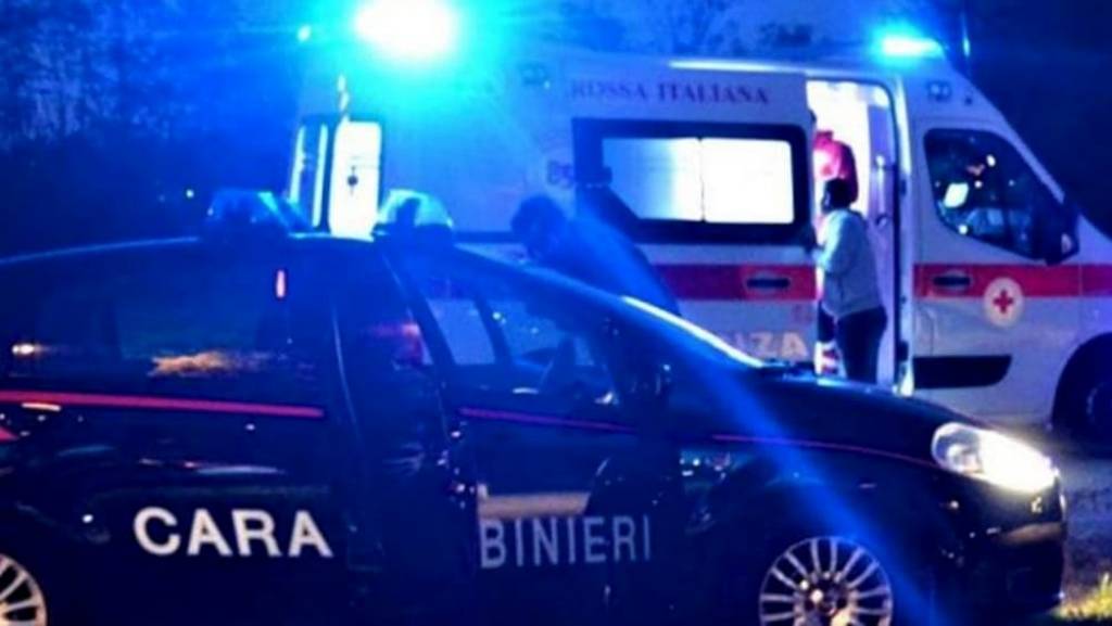 Ambulanza e carabinieri nell'intervento notturno