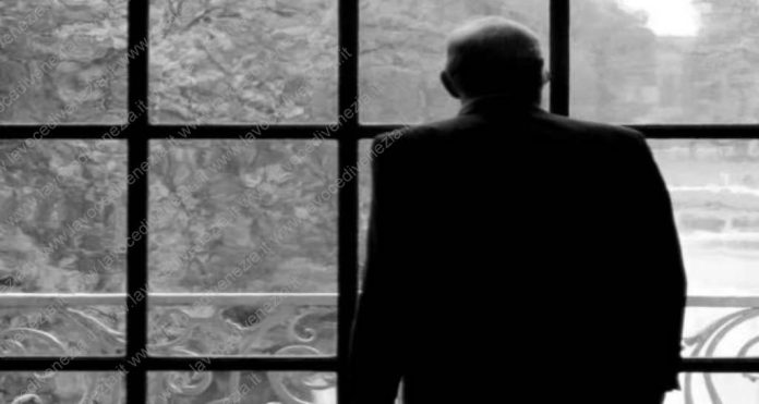 Anziano da solo alla finestra
