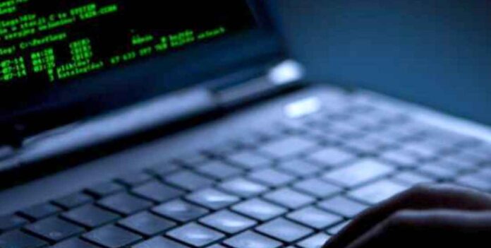 Attacco hacker con pc e computer