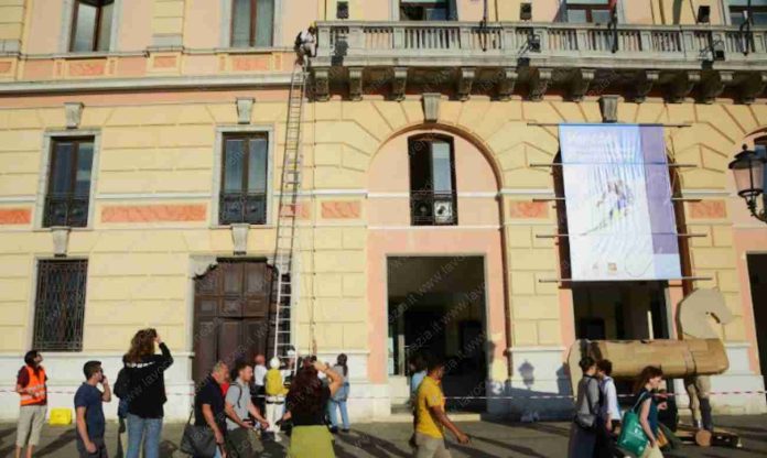 Attivisti del clima sul palazzo della Regione a Venezia