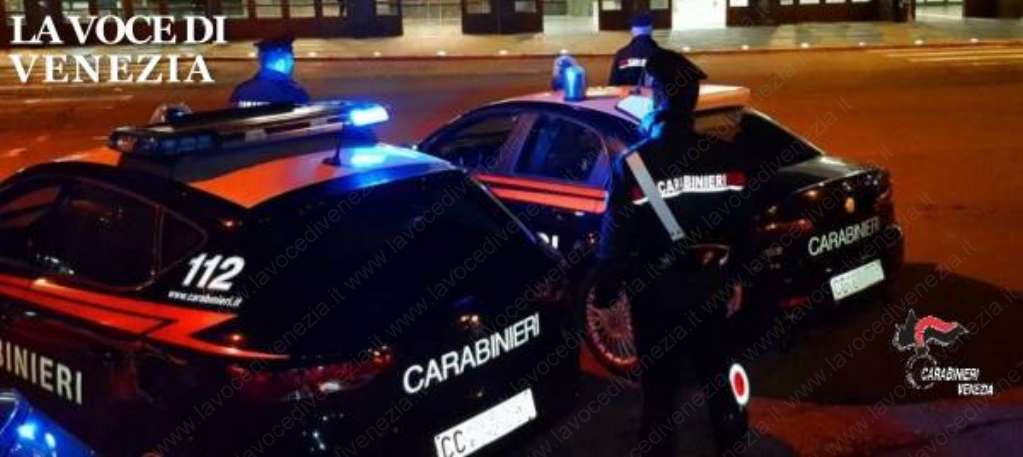 Auto dei carabinieri in azione nella notte