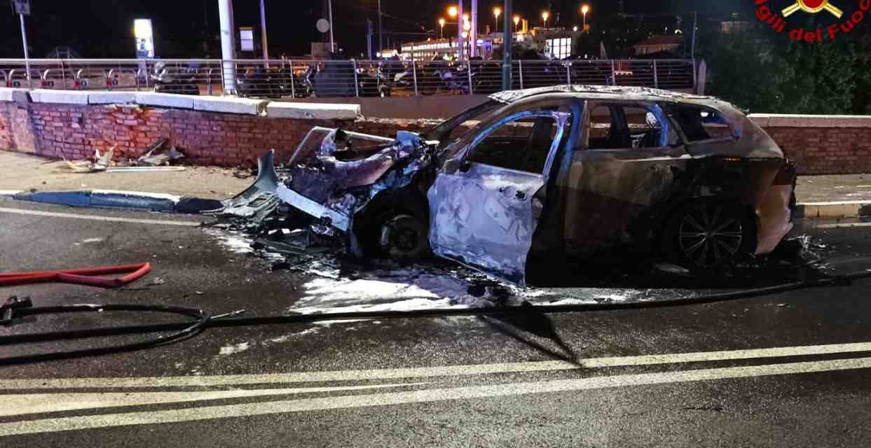 Auto incendiata nell'incidente a Piazzale Roma