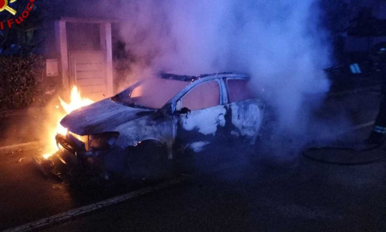 Auto parcheggiate si incendiano nella notte, paura a Piazzola Sul Brenta