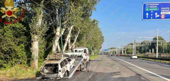 Auto prende fuoco sul Ponte della Libertà che da Venezia va a Mestre oggi 17-08-23