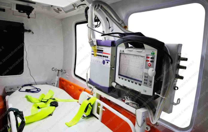 depositphotos.com/it/photos/defibrillatore.html?offset=180&filter=all&qview=28416295 Autoambulanza, interno senza paziente