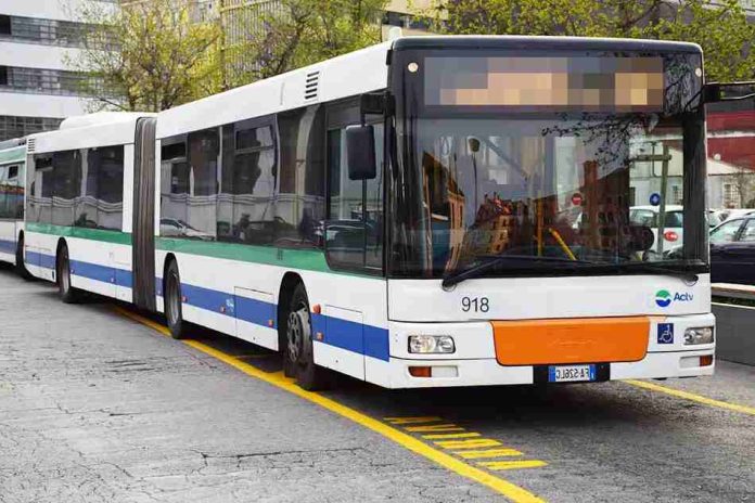 Autobus 'doppio' Actv, come quello danneggiato dal gruppo di vandali