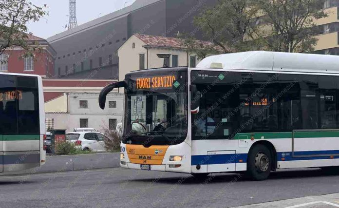 Autobus fuori servizio a Piazzale Roma, Venezia, per lo sciopero Actv