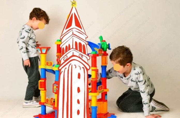 Bambini costruiscono il Campanile di San Marco