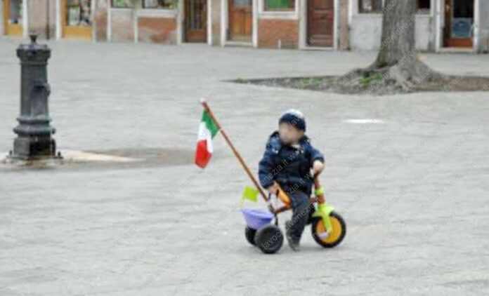 Bambino gioca a Venezia. (Foto di Enzo Pedrocco)