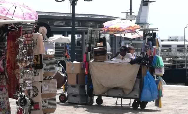 Bancarelle in Riva degli Schiavoni, a Venezia