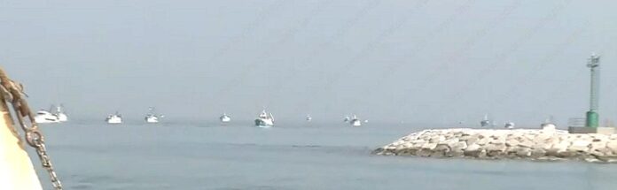 Barche dei pescatori di Chioggia in arrivo a Venezia per protesta contro gli aumenti del gasolio