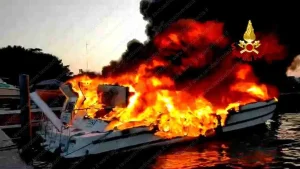 Barche-yacht per vacanze turistiche sono andate a fuoco a Venezia. L'incendio è scoppiato mentre erano ormeggiate in un cantiere di Murano