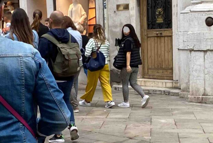 Borseggiatrici all'opera a Venezia riprese dal gruppo 'Cittadini non distratti' un paio di giorni fa nella zona tra Campo San Salvador e i Frari