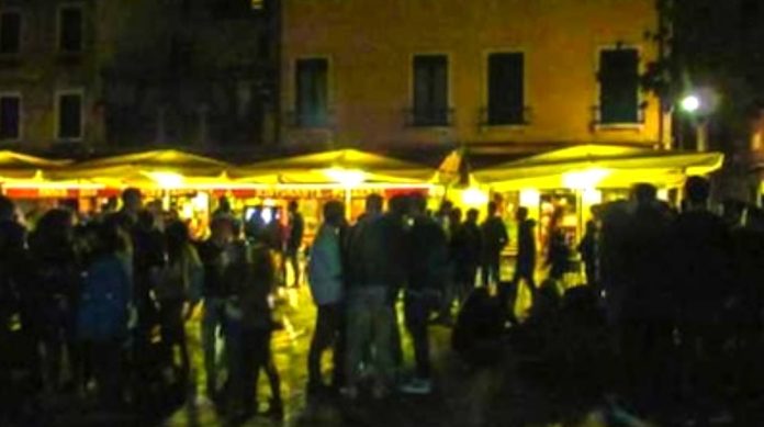 Campo Santa Margherita a Venezia ritrovo di giovani e luogo di movida notturna