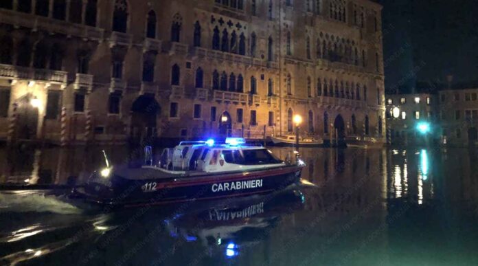 Carabinieri a Venezia di notte