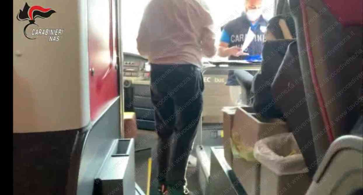 Carabinieri a bordo dell'autobus eseguono controlli