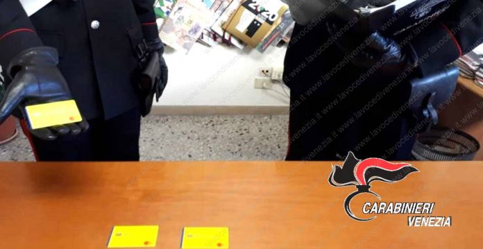 Carabinieri di Mestre mostrano le carte di credito, sono quelle per il Reddito di Cittadinanza abusivamente riscosso