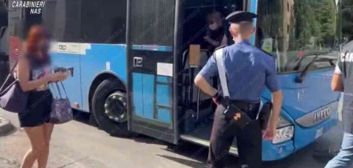 Carabinieri eseguono controllo di una ragazza e salgono a bordo dell'autobus