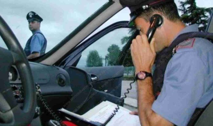 Carabinieri in auto parla alla radio