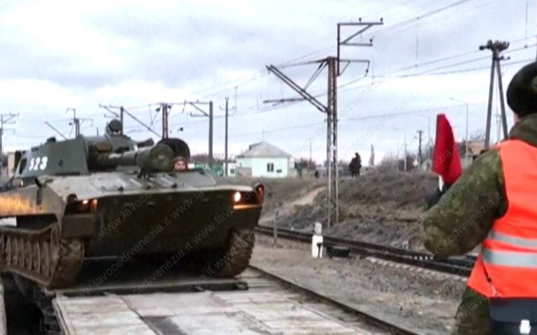 Carro armato russo in movimento
